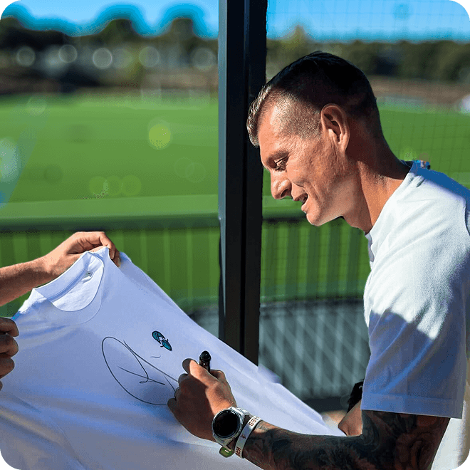 Toni Kroos mit Smartphone