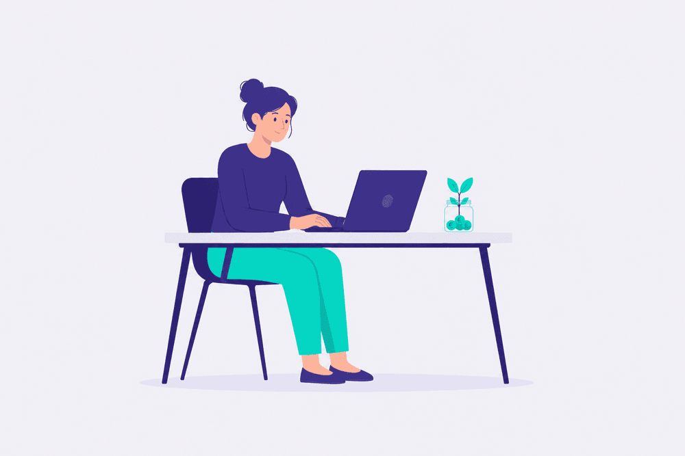 Minimalistische Illustration einer Frau, die an einem Schreibtisch an einem Laptop arbeitet. Auf dem Tisch steht ein kleines Sparglas mit Euro-Münzen und einer wachsenden Pflanze als Symbol für Altersvorsorge und finanzielles Wachstum.