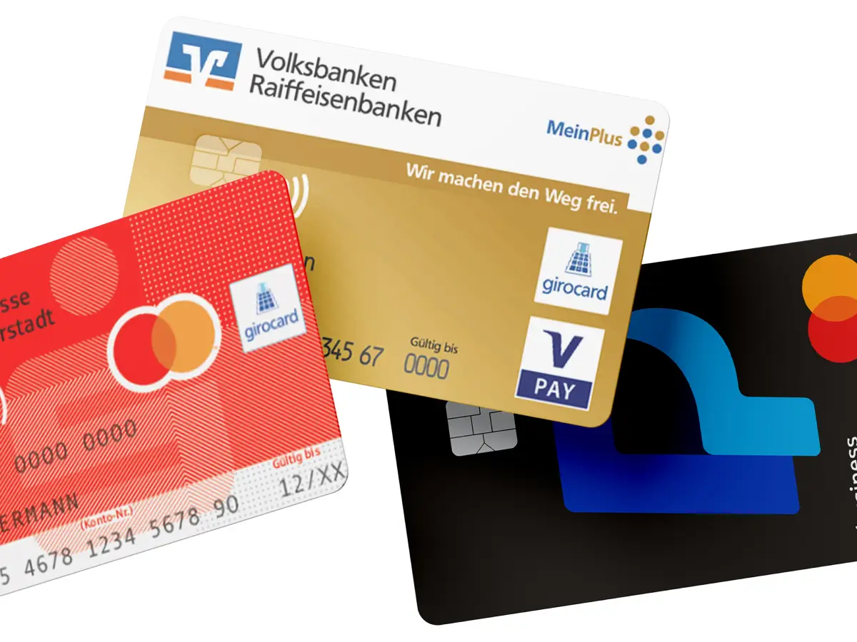 Verschiedene Bankkarten von Volksbanken, Sparkassen und Mastercard, die mit Multibanking Apps verwaltet werden können.